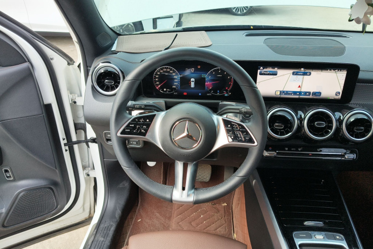 奔驰GLB 2024款 GLB 200 动感型中控内饰13