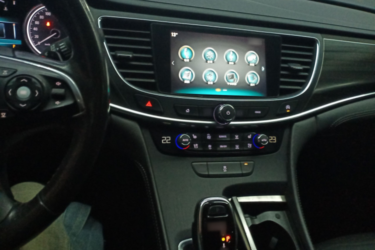 别克 君越 2018款 20T 精英型中控内饰12