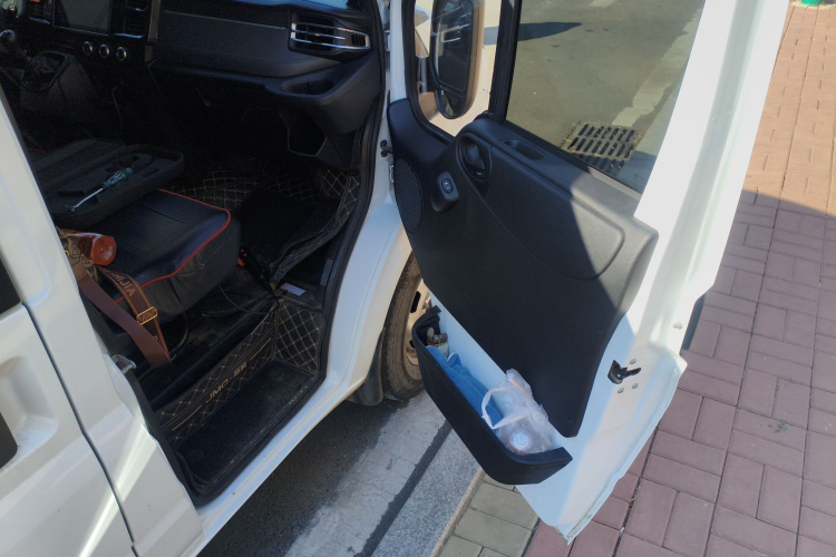 江铃福顺 2023款 2.0T 手动短轴低顶商运型多功能乘用车6座 双开尾门局部细节9005