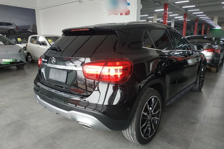 奔驰GLA 2017款 GLA 220 4MATIC 豪华型车身外观7