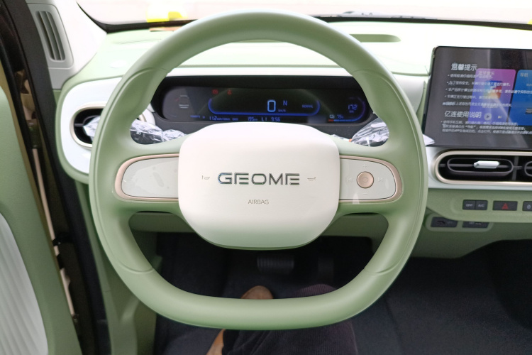 吉利银河 2025款 210km 熊猫骑士中控内饰13