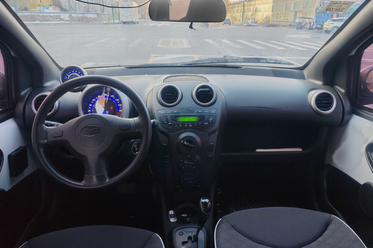 比亚迪F0 2015款 1.0L AMT 铉酷型中控内饰7009