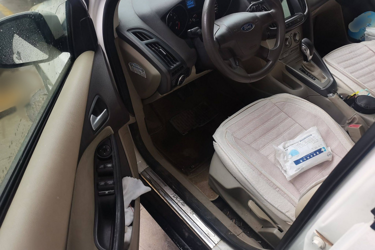 福特 福克斯 2012款 三厢 1.6L 自动舒适型中控内饰7003