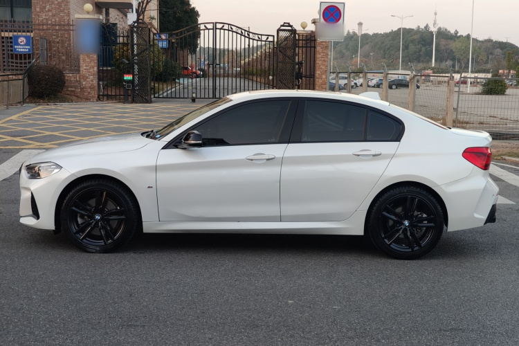 宝马1系 2022款 125i M运动曜夜版车身外观6005