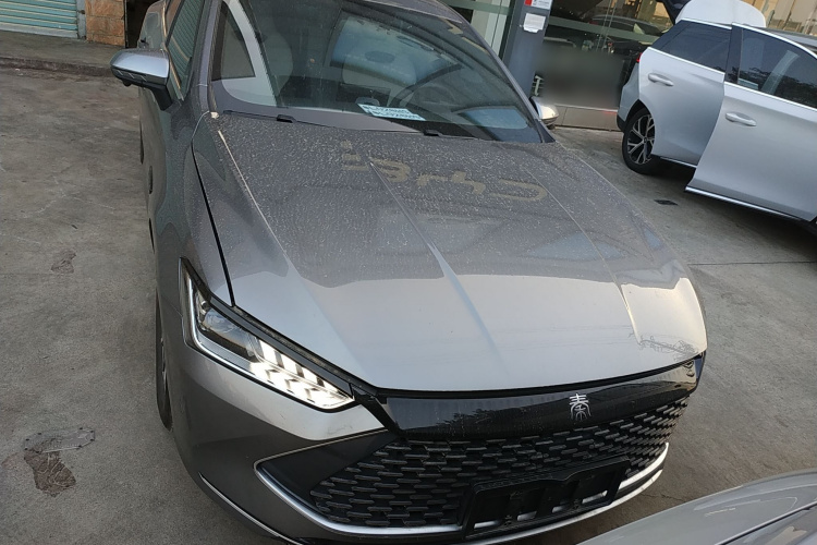 比亚迪 秦PLUS 2024款 荣耀版 DM-i 55KM领先型车身外观2