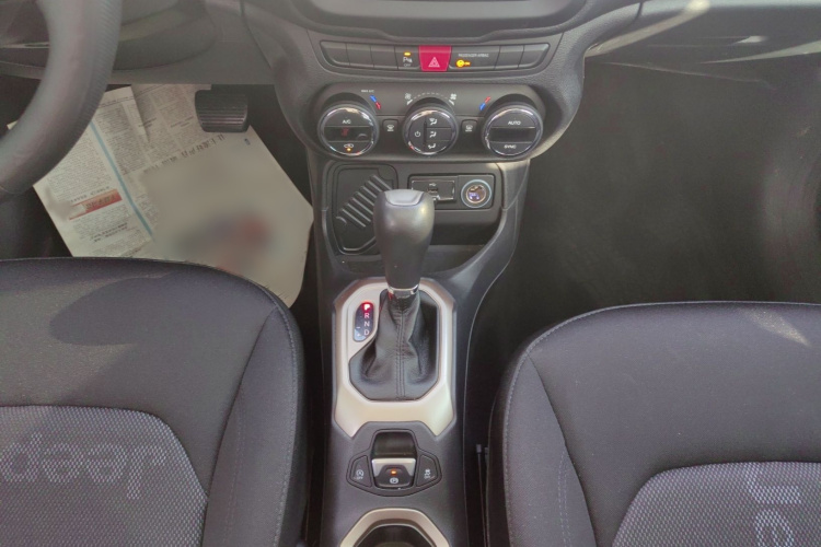Jeep 自由侠 2017款  180T 自动劲能版中控内饰7005