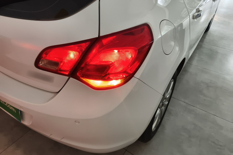 别克 英朗 2014款 XT 1.6L 自动时尚版车身外观9