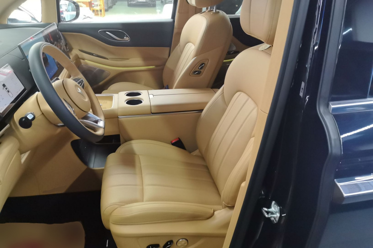 岚图汽车 岚图梦想家 2025款 PHEV 四驱尊贵鲲鹏版中控内饰19