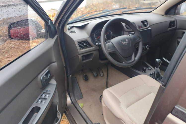 五菱汽车 五菱宏光 2014款 1.2L S标准型国IV中控内饰7003