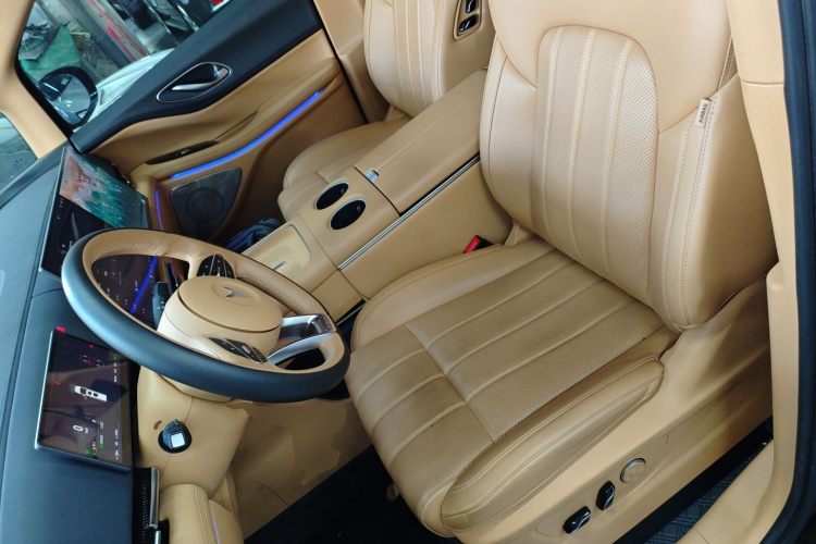 岚图汽车 岚图梦想家 2025款 PHEV 四驱尊贵鲲鹏版中控内饰19