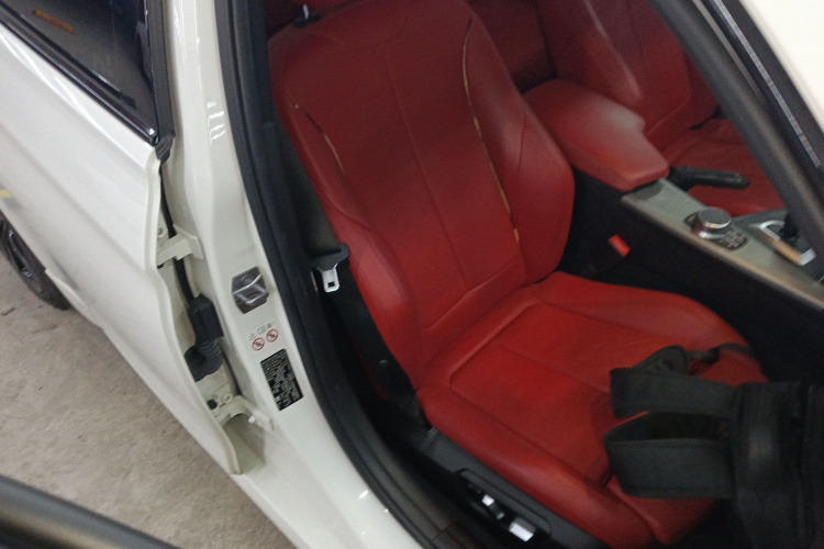 宝马3系 2019款 320i M运动曜夜版局部细节41