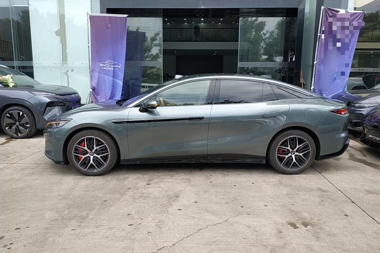 比亚迪 汉L 2025款 DM-p 四驱激光雷达旗舰型车身外观4