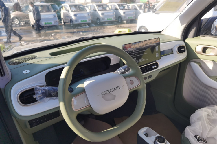 吉利银河 2025款 210km 熊猫骑士中控内饰7002