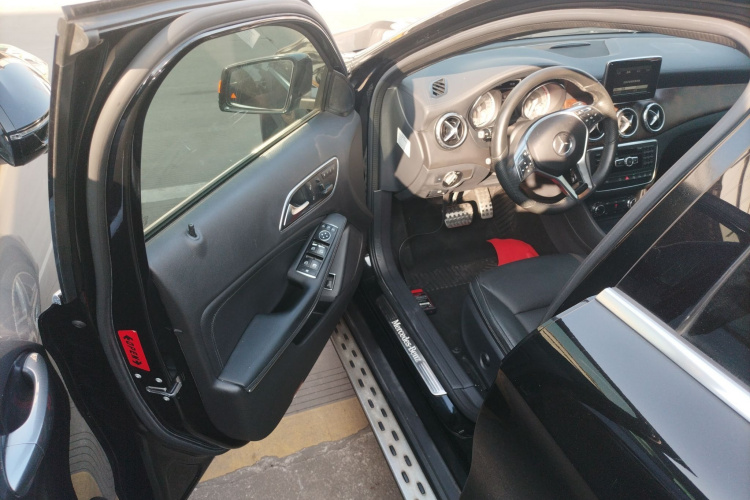 奔驰GLA 2015款 GLA 260 4MATIC 运动型中控内饰20