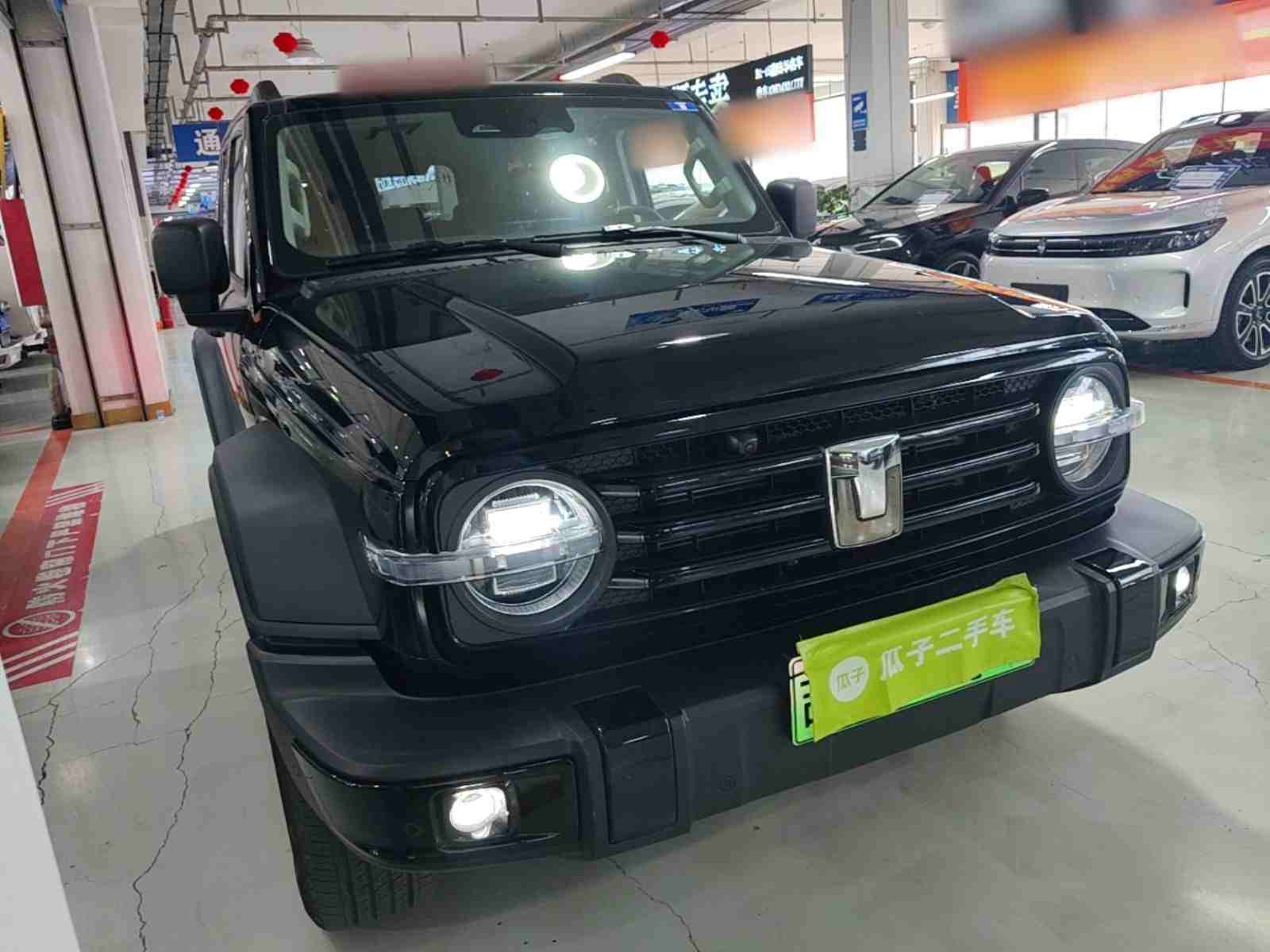 车辆右前45度角实拍，展现硬朗前脸设计
