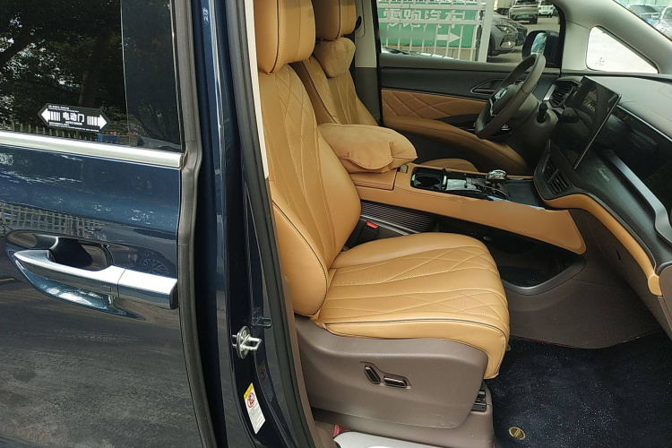 腾势D9 2022款 DM-i 970 四驱尊荣型中控内饰41