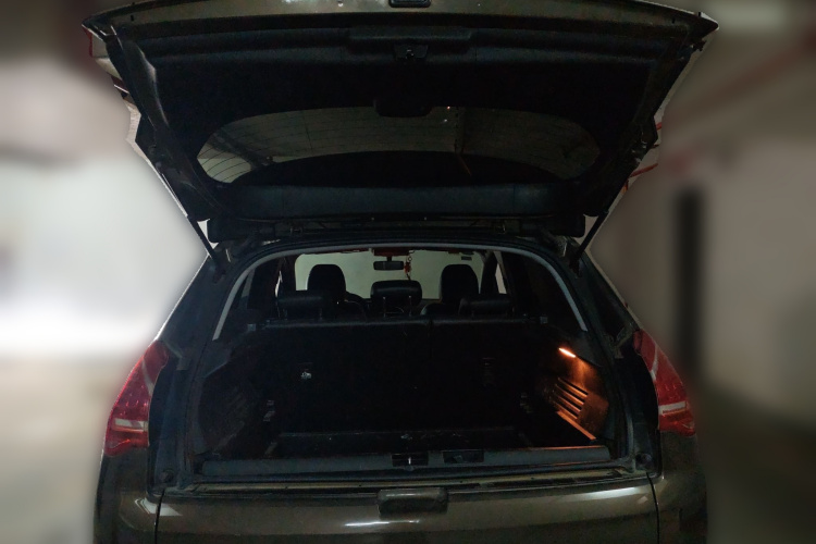 标致3008 2015款 2.0L 自动潮流版中控内饰23