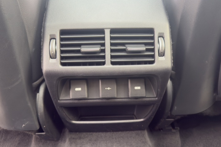 路虎 发现运动版 2020款 249PS R-Dynamic 性能科技版 7座中控内饰7005