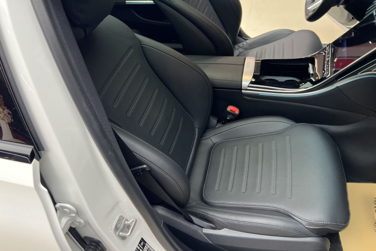 奔驰C级 2025款 C 260 L 皓夜运动版中控内饰7013