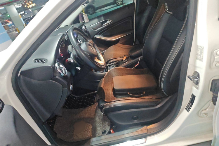 奔驰GLA 2018款 GLA 200 动感型局部细节19