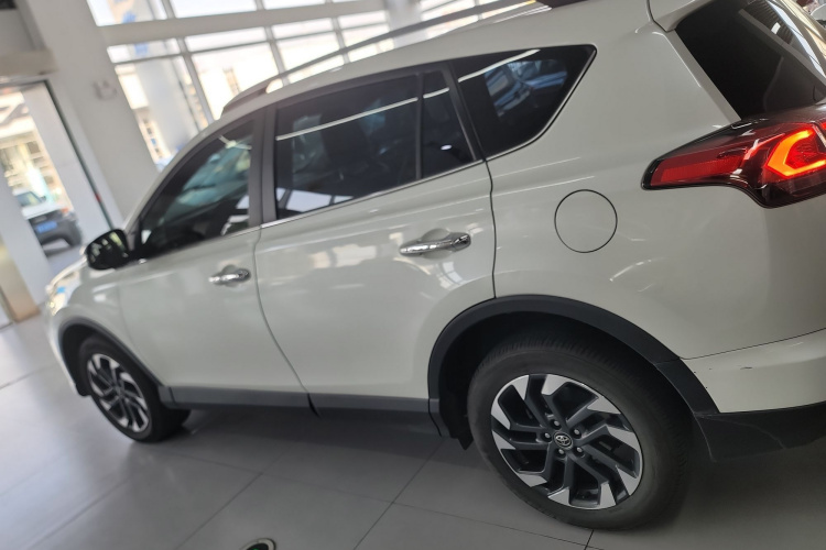 丰田 RAV4荣放 2016款 2.5L 自动四驱精英版车身外观4