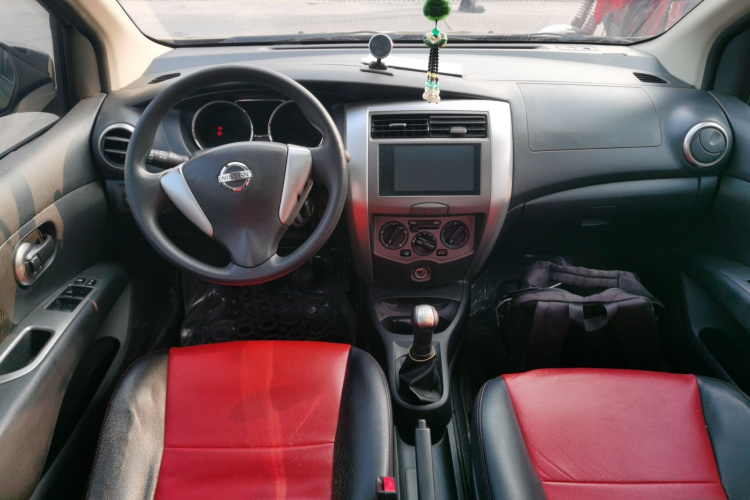 日产 骊威 2013款 劲锐 1.6XV 手动豪华版中控内饰12
