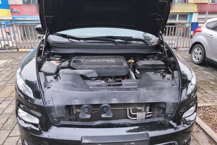 Jeep 自由光 2017款 2.4L 专业版机舱底盘24