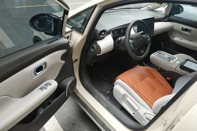 埃安 AION UT 2025款 330星辉版中控内饰7003