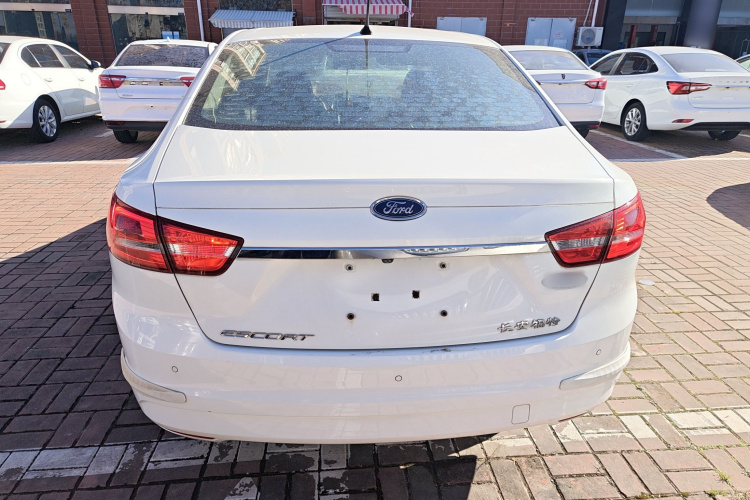 福特 福睿斯 2017款 幸福版 1.5L 手动时尚型车身外观6