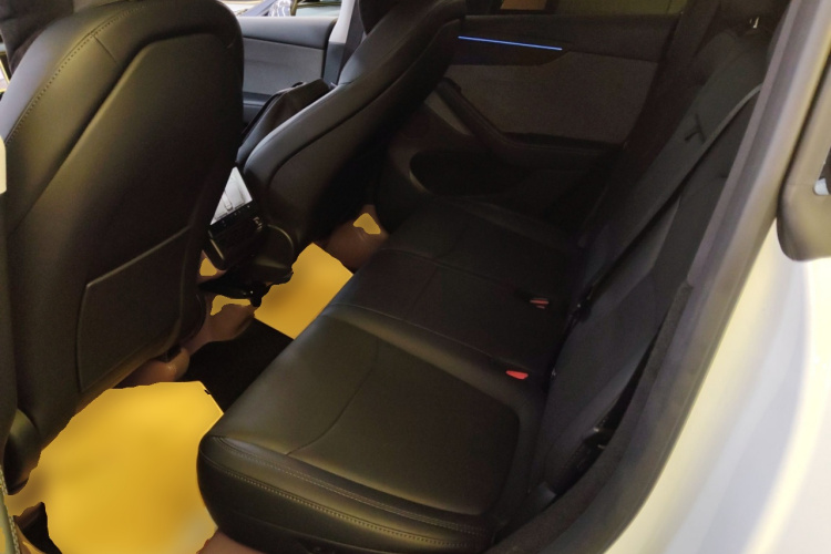 特斯拉 Model Y 2025款 后轮驱动 首发版中控内饰21