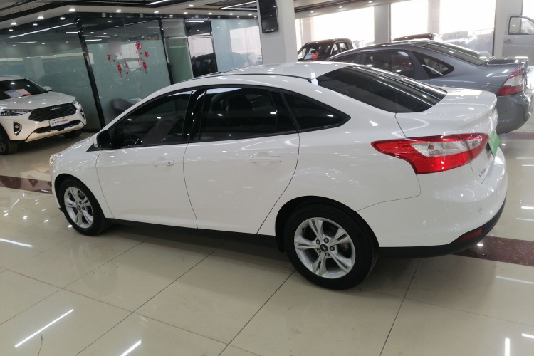 福特 福克斯 2012款 三厢 1.6L 自动风尚型车身外观4