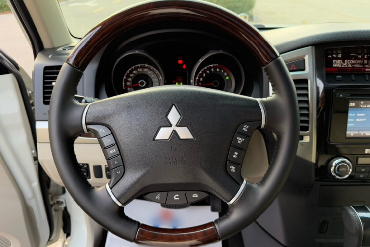三菱 帕杰罗（平行进口）局部细节9007