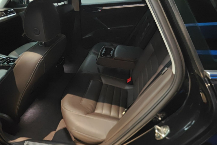 大众 帕萨特 2017款 380TSI DSG旗舰版中控内饰7004