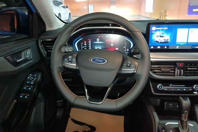 福特 福克斯 2022款 三厢 EcoBoost 180 自动竞速版中控内饰13