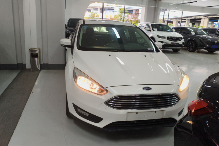 福特 福克斯 2018款 三厢经典 1.6L 自动风尚型智行版车身外观2