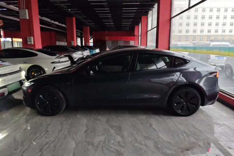 特斯拉 Model 3 2023款 长续航全轮驱动版车身外观4
