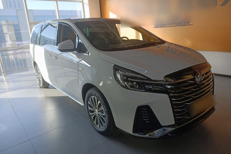 别克GL8 2023款 陆上公务舱 652T 豪华型车身外观3