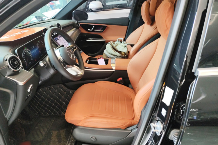 奔驰GLC 2023款 改款 GLC 260 L 4MATIC 动感型 5座中控内饰19