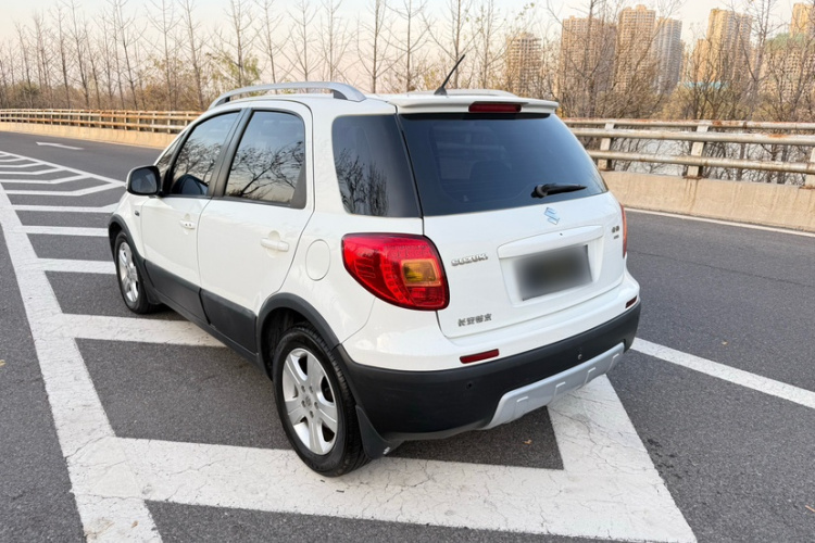 铃木 天语 SX4 2013款 酷锐 1.6L 自动20周年3G智能版车身外观6004