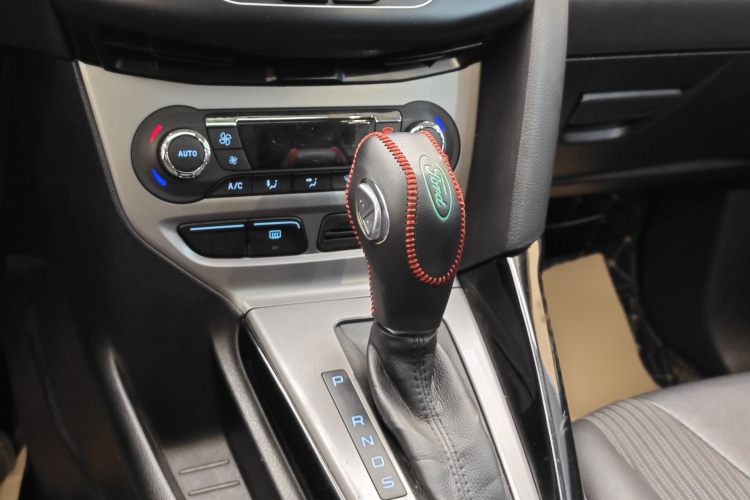 福特 福克斯 2015款 两厢 1.6L 自动风尚型局部细节18