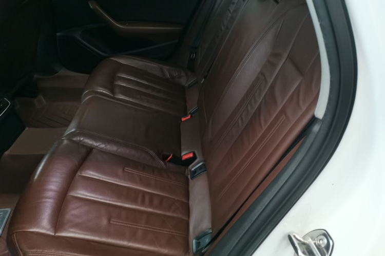 奥迪A4L 2018款 30周年年型 40 TFSI 时尚型中控内饰21