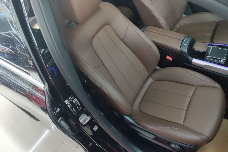 奔驰GLB 2023款 GLB 220 动感型局部细节41