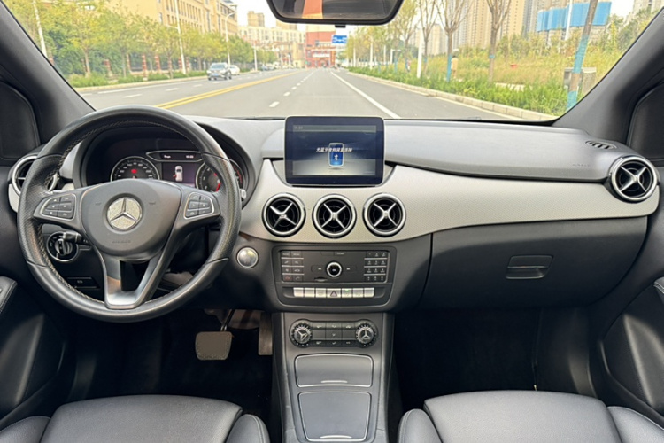 奔驰B级 2019款 B 200 动感型中控内饰7001