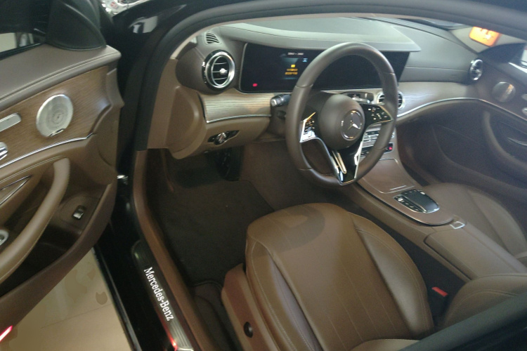 奔驰E级 2023款 改款 E 300 L 豪华型中控内饰20
