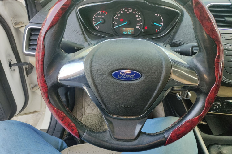 福特 福睿斯 2015款 1.5L 手动时尚型局部细节13