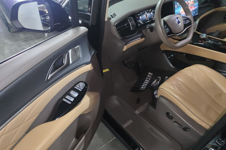 腾势D9 2022款 DM-i 970 四驱旗舰型中控内饰20