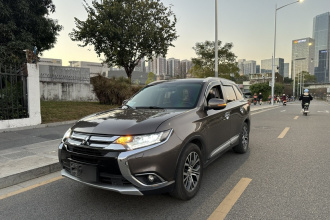 三菱 欧蓝德 2016款 2.4L 四驱豪华版 7座