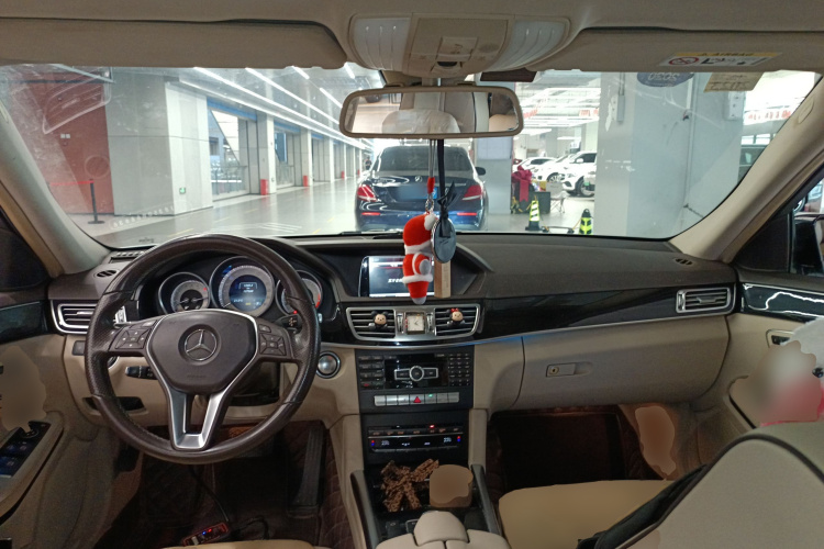 奔驰E级 2015款 E 200 L 运动型中控内饰12