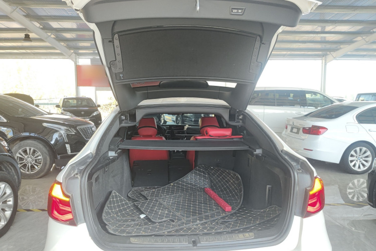 宝马3系GT 2019款 320i M运动套装机舱底盘23