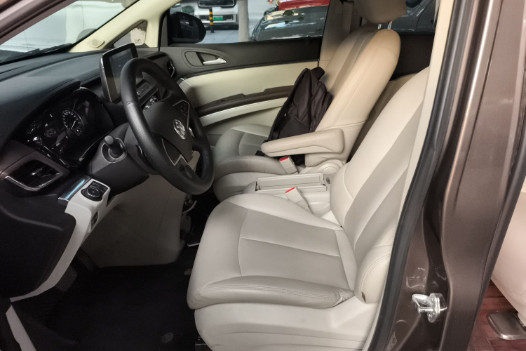 别克GL8 2023款 陆上公务舱 舒适型中控内饰19